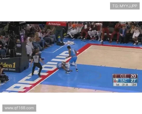 克尼普尔防守落地崴脚受伤被搀扶离场返回更衣室比赛瞬间引发球场揪心